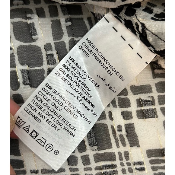 Chico’s Blouse Size 2=12/14 Black White With Sparkly Gold Thread Printed Ruffle - Picture 15 of 16